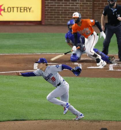 　オリオールズ戦の１回、Ｊ・ジャクソンを一ゴロに打ち取りベースカバーに走るドジャース・山本（共同）