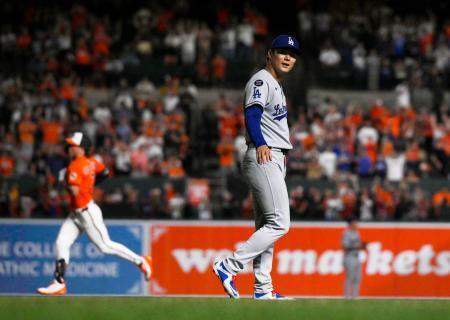 　オリオールズ戦の９回２死からホリデー（左）にソロ本塁打を打たれ、無安打無得点試合を逃したドジャース・山本＝ボルティモア（共同）