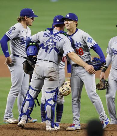 　オリオールズ戦の９回、無安打無得点試合まであと１人の場面で本塁打を浴び、降板するドジャース・山本（右）＝共同