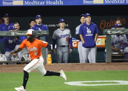 　オリオールズ戦の９回、相手サヨナラ打を見届けるドジャース・山本（18）、大谷（中央右奥）ら。左手前は生還する走者（共同）