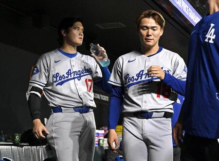 　オリオールズ戦の５回、空振り三振に倒れベンチに戻ったドジャース・大谷。右は山本（共同）