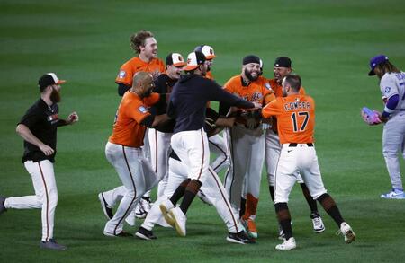 　ドジャースにサヨナラ勝ちし、喜ぶオリオールズの選手たち（共同）