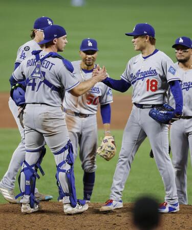 　オリオールズ戦の９回、無安打無得点試合まであと１人の場面で本塁打を浴び、降板するドジャース・山本（18）＝ボルティモア（共同）