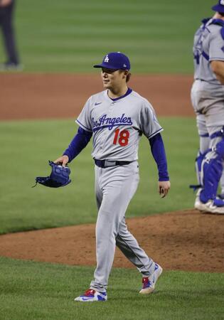 　オリオールズ戦の９回、無安打無得点試合まであと１人の場面で本塁打を浴び、降板するドジャース・山本＝ボルティモア（共同）