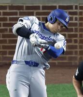 　オリオールズ戦の１回、右前打を放つドジャース・大谷（共同）
