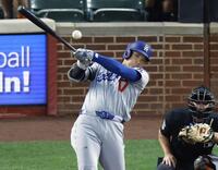 　オリオールズ戦の１回、右前打を放つドジャース・大谷（共同）