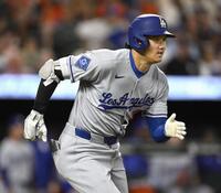 　オリオールズ戦の３回、遊ゴロを放ち一塁へ走るドジャース・大谷。打点を挙げる（共同）