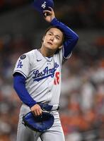 　オリオールズ戦の６回を投げ終えベンチに戻るドジャース・山本（共同）