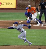 　オリオールズ戦の１回、Ｊ・ジャクソンを一ゴロに打ち取りベースカバーに走るドジャース・山本（共同）