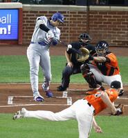 　オリオールズ戦の１回、右前打を放つドジャース・大谷。投手ロジャーズ（共同）