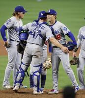 　オリオールズ戦の９回、無安打無得点試合まであと１人の場面で本塁打を浴び、降板するドジャース・山本（右）＝共同