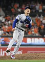 　オリオールズ戦の９回、無安打無得点試合まであと１人の場面で本塁打を浴びたドジャース・山本（共同）
