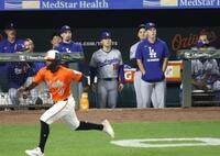 　オリオールズ戦の９回、相手サヨナラ打を見届けるドジャース・山本（18）、大谷（中央右奥）ら。左手前は生還する走者（共同）