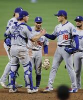 　オリオールズ戦の９回、無安打無得点試合まであと１人の場面で本塁打を浴び、降板するドジャース・山本（18）＝ボルティモア（共同）