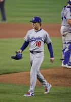 　オリオールズ戦の９回、無安打無得点試合まであと１人の場面で本塁打を浴び、降板するドジャース・山本＝ボルティモア（共同）