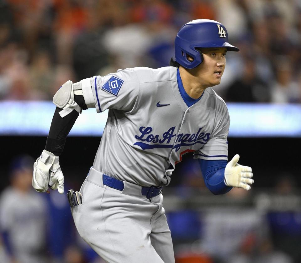 　オリオールズ戦の３回、遊ゴロを放ち一塁へ走るドジャース・大谷。打点を挙げる（共同）