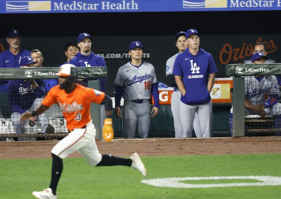 　オリオールズ戦の９回、相手サヨナラ打を見届けるドジャース・山本（18）、大谷（中央右奥）ら。左手前は生還する走者（共同）