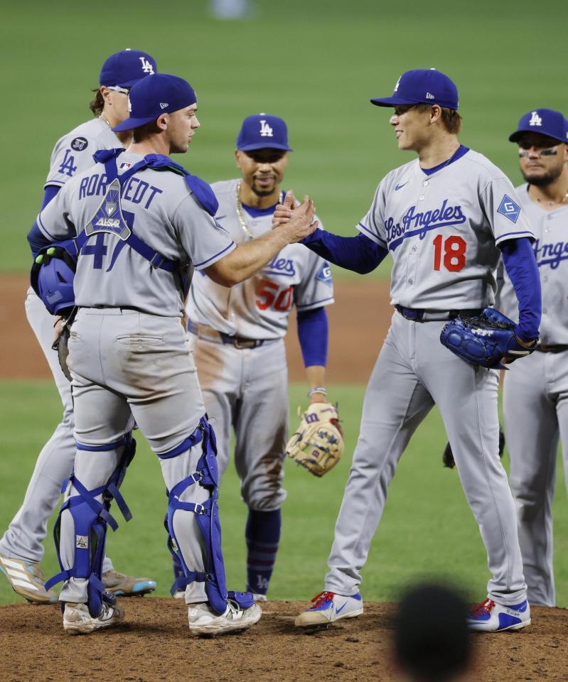 　オリオールズ戦の９回、無安打無得点試合まであと１人の場面で本塁打を浴び、降板するドジャース・山本（18）＝ボルティモア（共同）