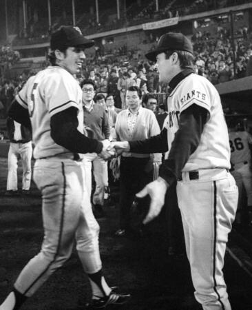 　試合終了後、巨人の長嶋監督（右）と握手するジョンソンさん＝７５年５月