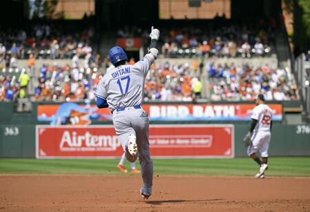 　オリオールズ戦の３回、48号ソロを放ち塁を回るドジャース・大谷（共同）