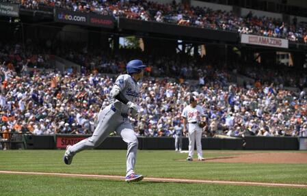 　オリオールズ戦の３回、菅野（右）から48号ソロを放ち一塁へ向かうドジャース・大谷（共同）