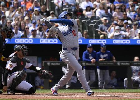 　オリオールズ戦の３回、48号ソロを放つドジャース・大谷（共同）