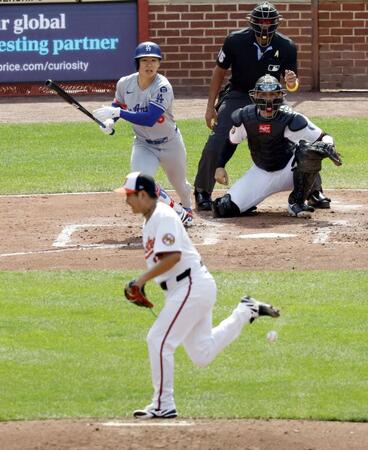 　ドジャース戦の４回、金慧成の打球を右足に受けるオリオールズ・菅野（共同）