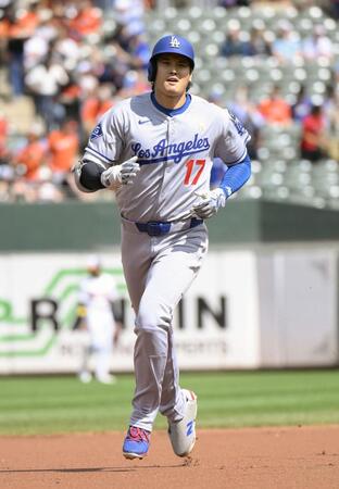 　オリオールズ戦の１回、47号ソロを放ち塁を回るドジャース・大谷（共同）