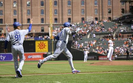 　オリオールズ戦の１回、菅野（右）から47号ソロを放ち塁を回るドジャース・大谷（共同）