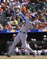 　オリオールズ戦の１回、47号ソロを放つドジャース・大谷（共同）