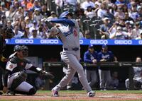 　オリオールズ戦の３回、48号ソロを放つドジャース・大谷（共同）