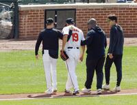 　ドジャース戦の４回、右足に打球を受け、ベンチに下がるオリオールズ・菅野（共同）