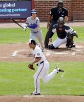 　ドジャース戦の４回、金慧成の打球を右足に受けるオリオールズ・菅野（共同）