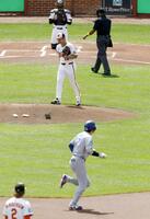 　１回、ドジャース・大谷（下）に47号ソロを浴びたオリオールズ・菅野（共同）