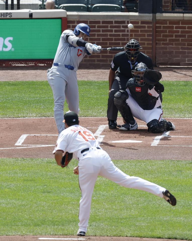 　オリオールズ戦の１回、菅野から47号ソロを放つドジャース・大谷（共同）