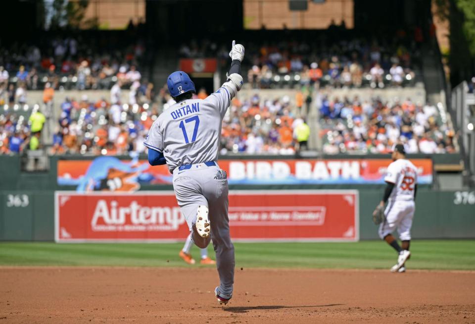 　オリオールズ戦の３回、48号ソロを放ち塁を回るドジャース・大谷（共同）