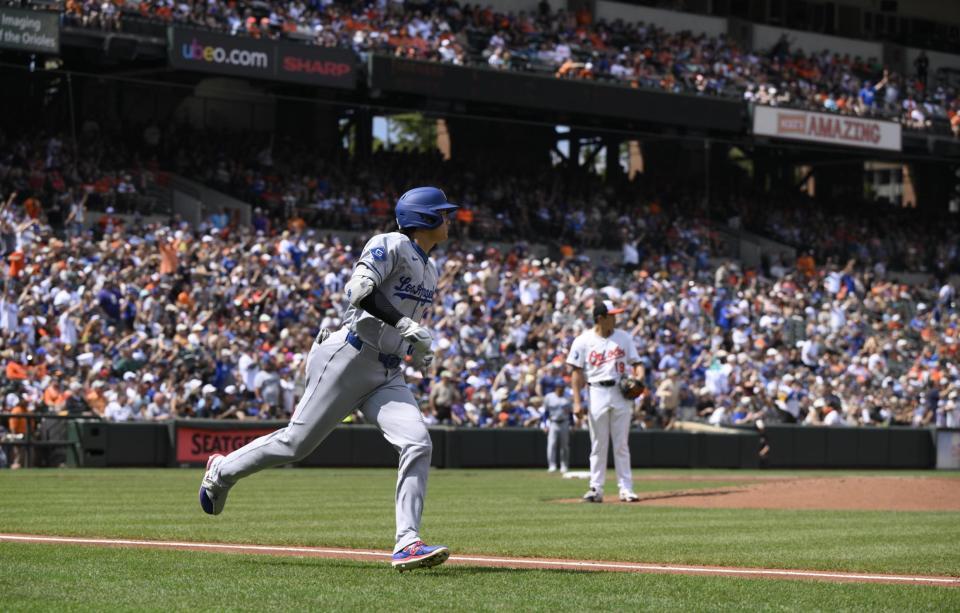 　オリオールズ戦の３回、菅野（右）から48号ソロを放ち一塁へ向かうドジャース・大谷（共同）