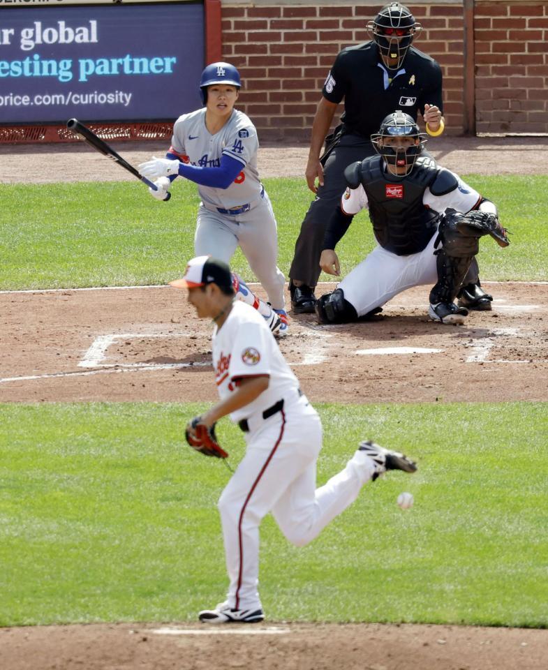 　ドジャース戦の４回、金慧成の打球を右足に受けるオリオールズ・菅野（共同）