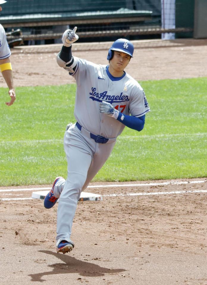 　オリオールズ戦の３回、48号ソロを放ち塁を回るドジャース・大谷（共同）