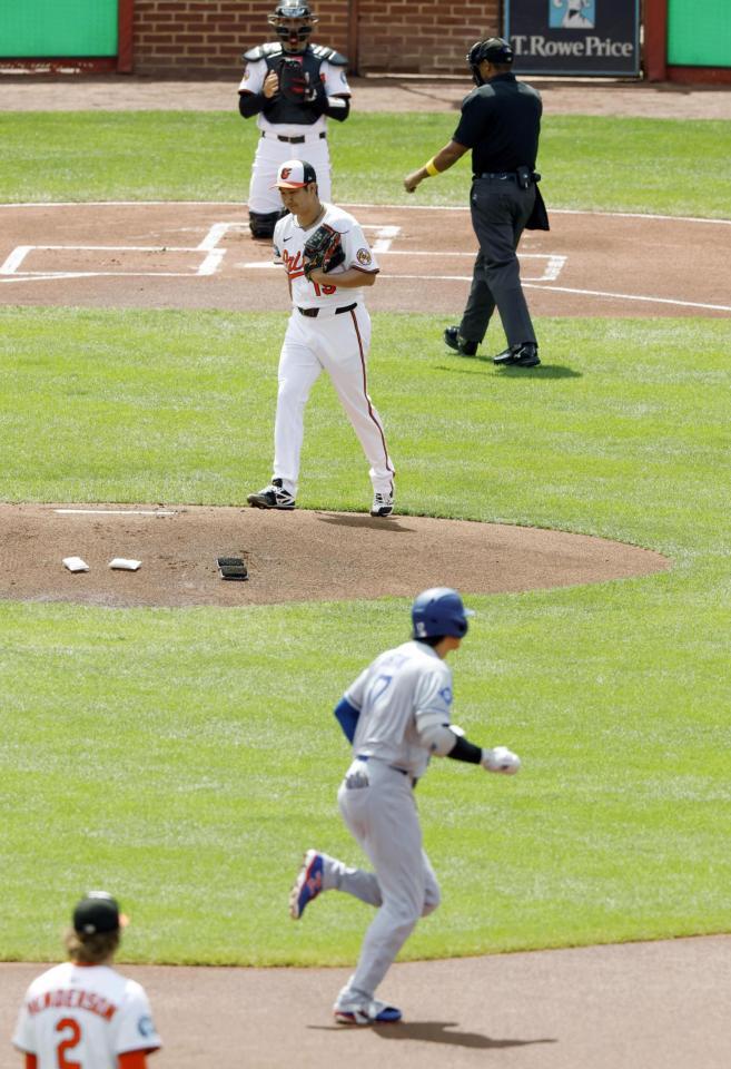 　１回、ドジャース・大谷（下）に47号ソロを浴びたオリオールズ・菅野（共同）