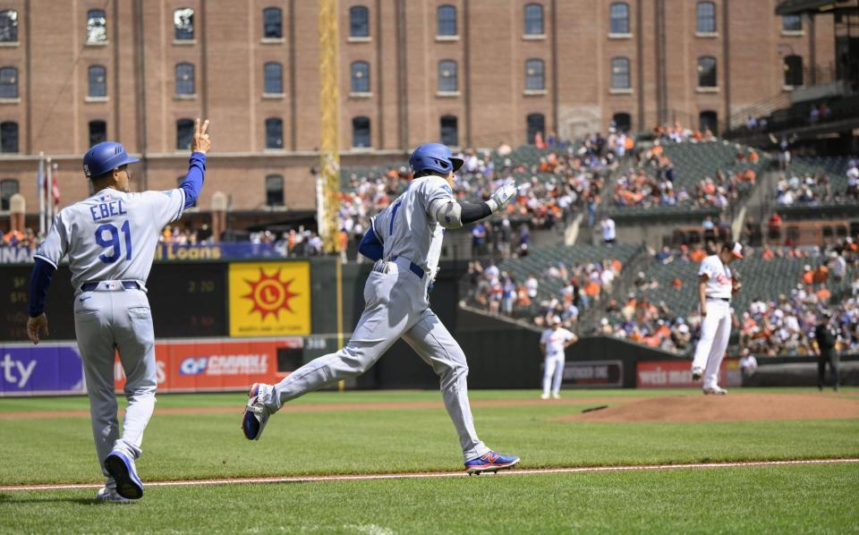 　オリオールズ戦の１回、菅野（右）から47号ソロを放ち塁を回るドジャース・大谷（共同）