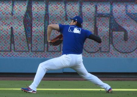 　試合前練習でキャッチボールを行う大谷（撮影・小林信行）