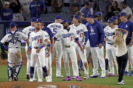 　勝利し、チームメートを迎える大谷（１７）＝共同