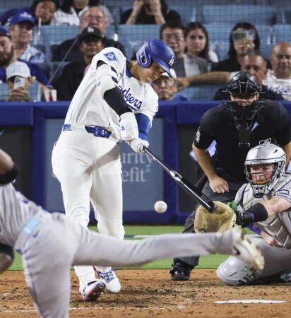 　７回、二塁打を放つ大谷（共同）