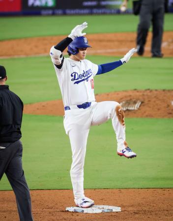 　ロッキーズ戦の７回、二塁打を放ってポーズをとるドジャース・大谷＝ロサンゼルス（共同）