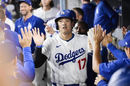 　７回、ベッツの勝ち越し２点打で生還し、ベンチで迎えられる大谷（共同）