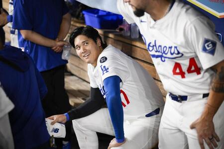 　７回、ベッツの勝ち越し２点打で生還し、ベンチで笑顔を見せる大谷（共同）