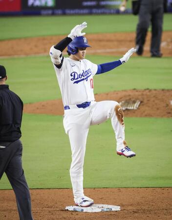 　７回、二塁打を放ってポーズをとる大谷（共同）