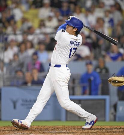　７回、二塁打を放つ大谷（共同）