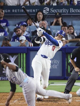 　７回、二塁打を放つ大谷（共同）